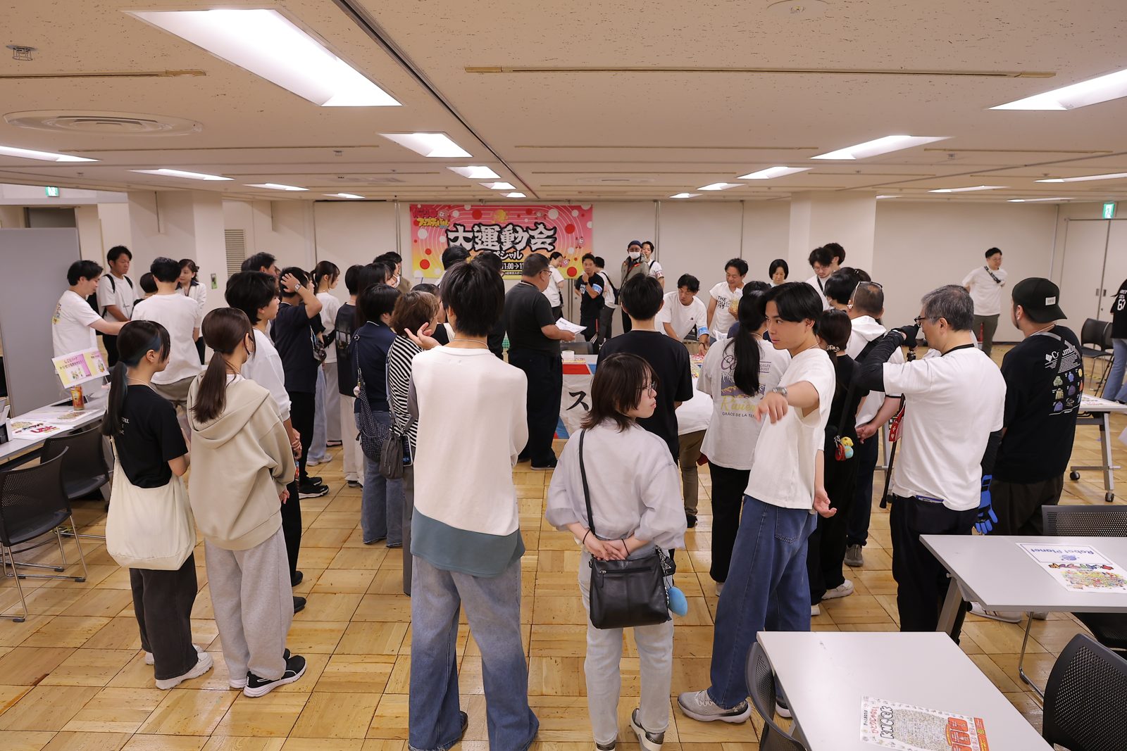 立場が入り混じるブースエリア